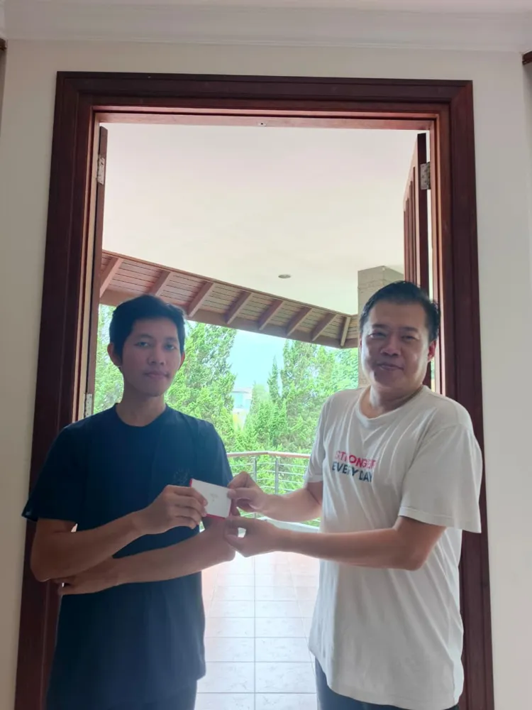 Pemilik CV Asa Haryanto memberikan apresiasi kepada karyawan
