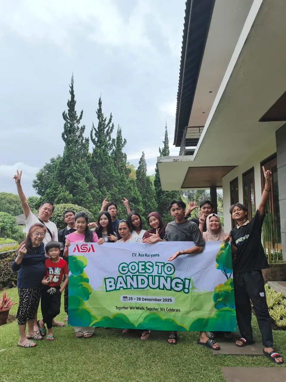 Tim memegang banner Goes to Bandung di halaman villa