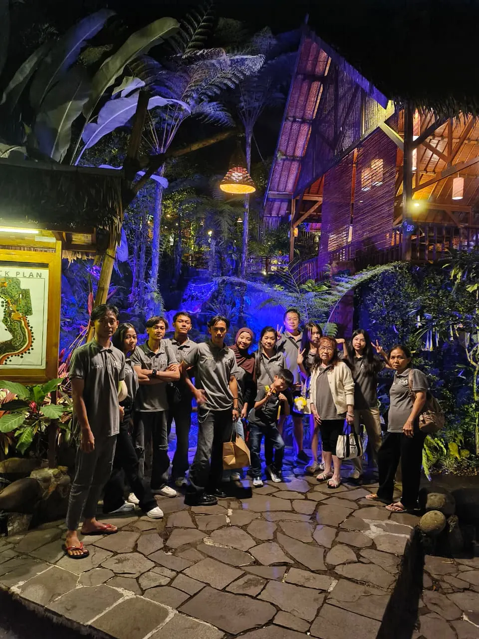 Tim berseragam ASA berfoto malam hari di area wisata